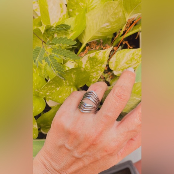 NWT Unisex silver stainless steel ring, laser cut pattern. Size 7 - Picture 13 of 15